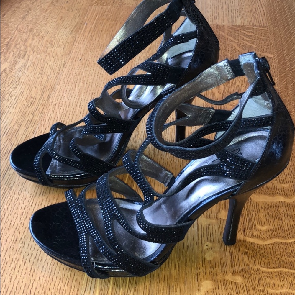 Strapy Black Pump - image 5